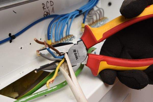 YATO YT-21152 1000V, 7'' (180MM) INSULATED COMBINATION PLIERS - Image 3