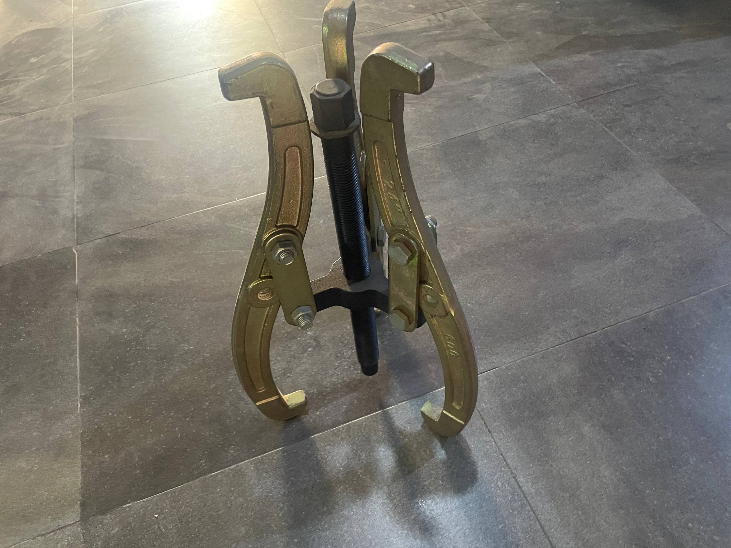 24-INCH 3 ARM/JAW PULLER