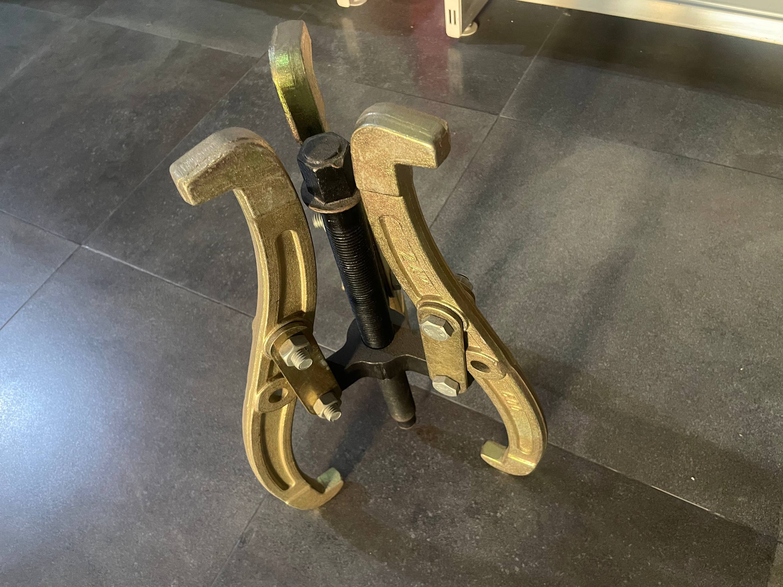 24-INCH 3 ARM/JAW PULLER - Image 2