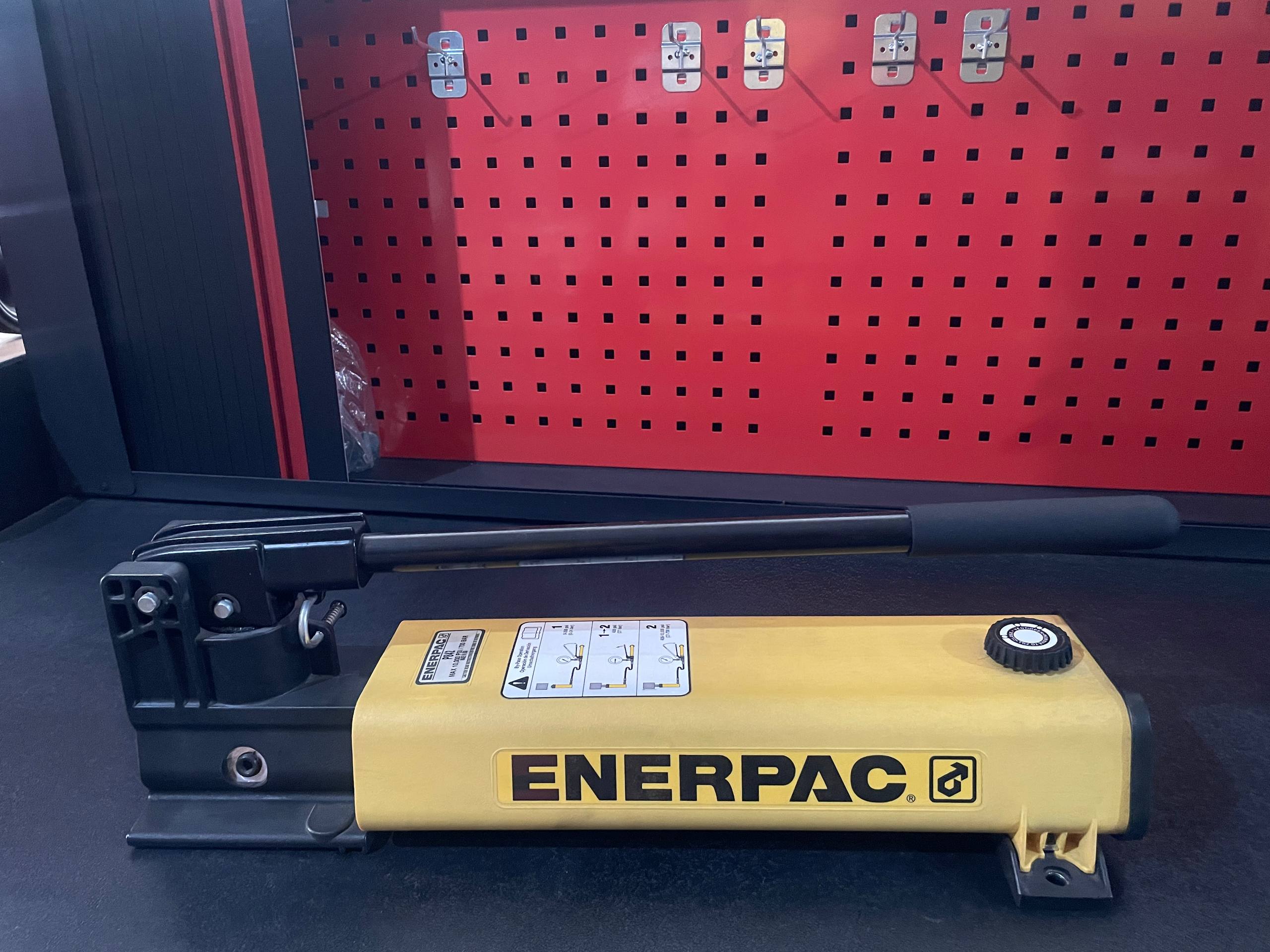 ENERPAC P842 700BAR/10000PSI HYDRAULIC HAND PUMP