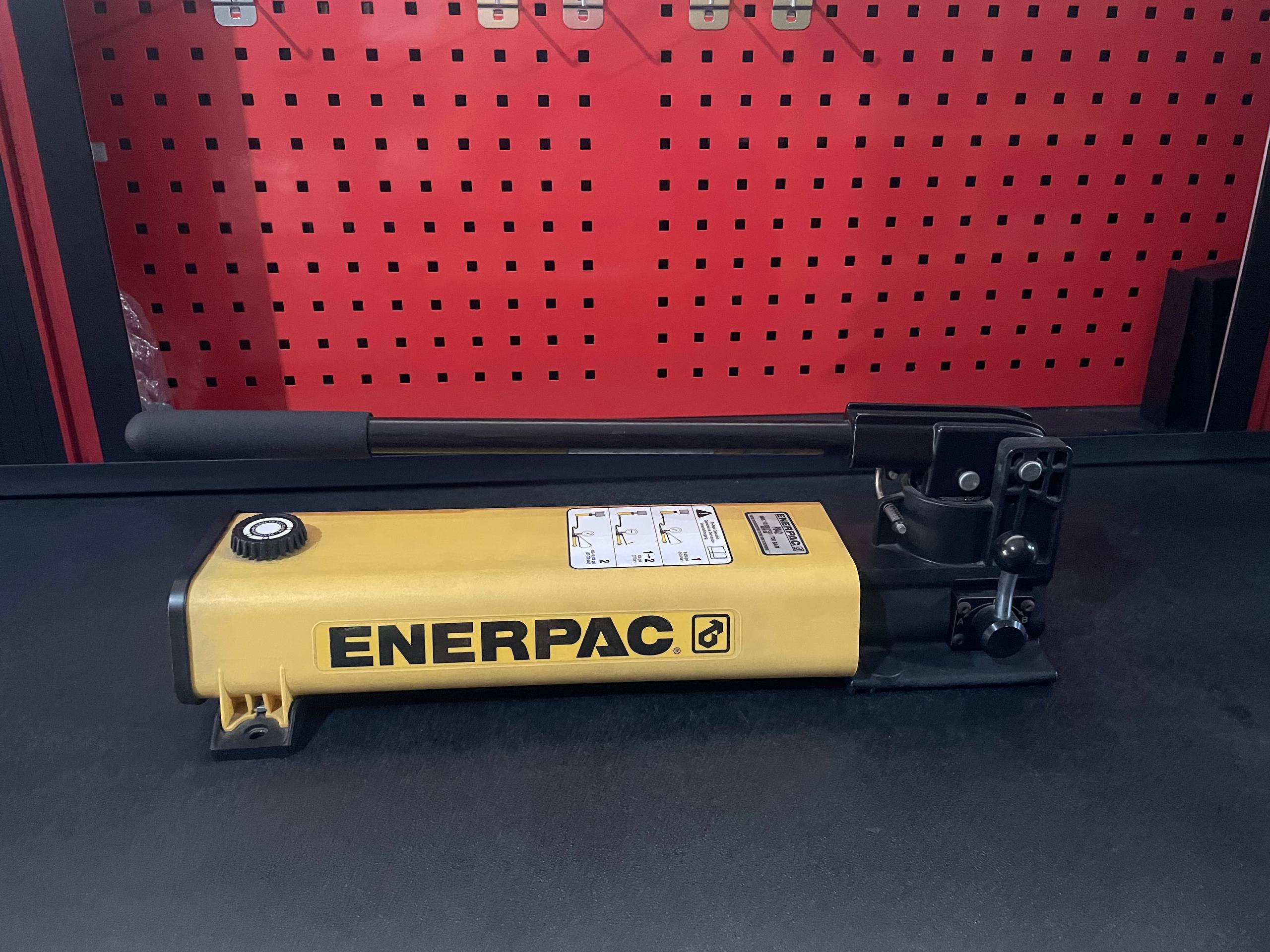 ENERPAC P842 700BAR/10000PSI HYDRAULIC HAND PUMP - Image 2